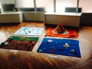 Istallazione "Aria, Acqua, Terra, Fuoco" ispirate alla ricerca artistica di Piero Gilardi e allestita dai bambini nelle sale del Centro Pecci. 